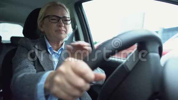 女司机坐在车里感到肩部疼痛肌肉扭伤医疗保健视频的预览图