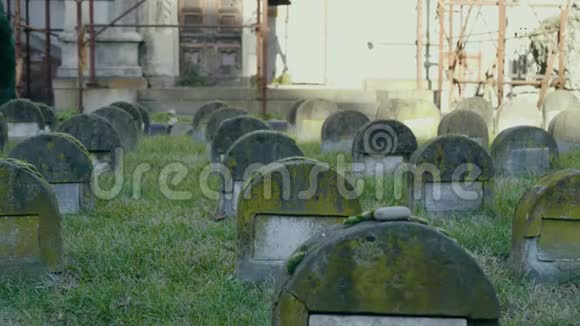 墓地里的老犹太坟墓视频的预览图