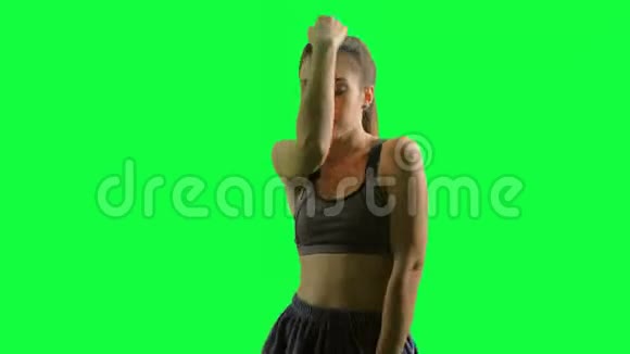 一个女人跳舞的绿色画面孤立视频的预览图