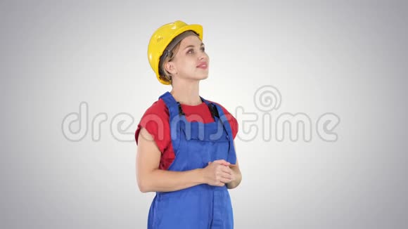 工程师建筑工人妇女抬头看着一些惊人的东西笑在梯度背景视频的预览图