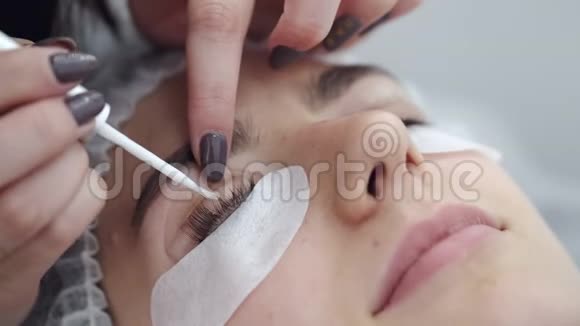 睫毛技师正在用一个工具把眼睫毛卷起来视频的预览图