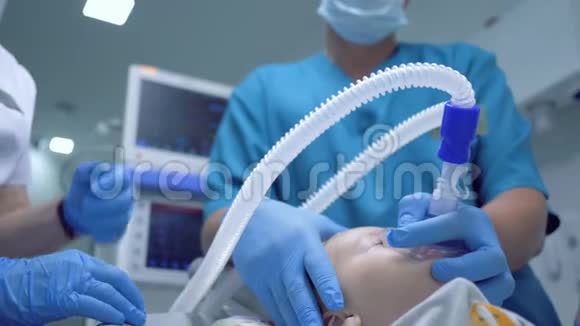 一组医生在麻醉下做手术病人戴氧气面罩测量体温视频的预览图