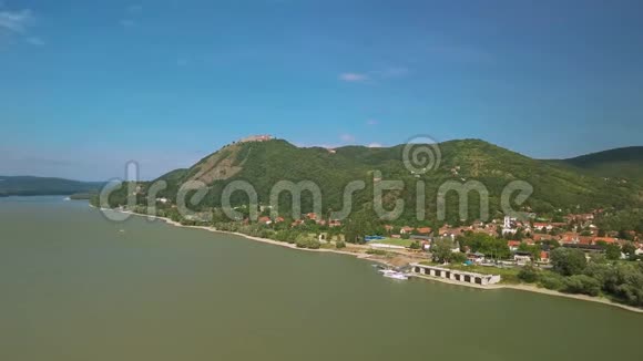 维舍格勒多瑙河上空的空中景观视频的预览图