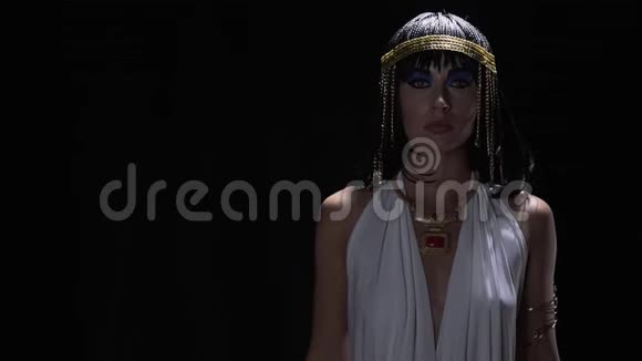 埃及艳后在戏剧性的灯光下用她的双手跳着埃及舞视频的预览图