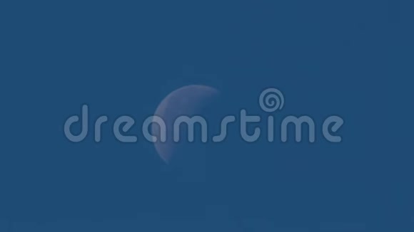 月亮在白天光线中的时间流逝鸟的慢动作视频的预览图