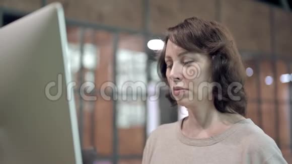 下班时头痛的老女人视频的预览图