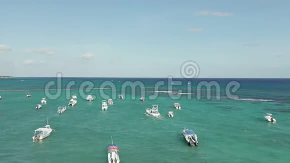 4k在日出时环绕水蓝水滩泊船进行空中射击视频的预览图