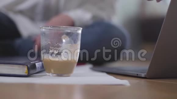 站在前台的咖啡杯特写成熟的女性白种人手闭笔记本电脑的背景和视频的预览图