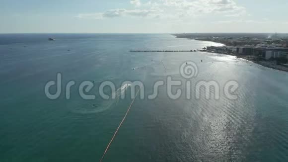 4k空中视野跟踪坎昆海岸外清澈的水中的喷射滑雪视频的预览图