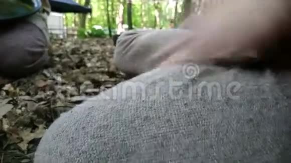 男子在公园鼓腿视频的预览图