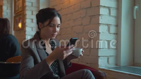女人在午餐时喝咖啡和聊天视频的预览图