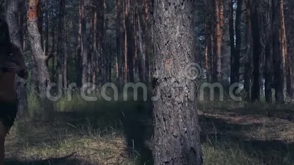 亚马逊的人脸漆穿着皮衣在树下奔跑视频的预览图