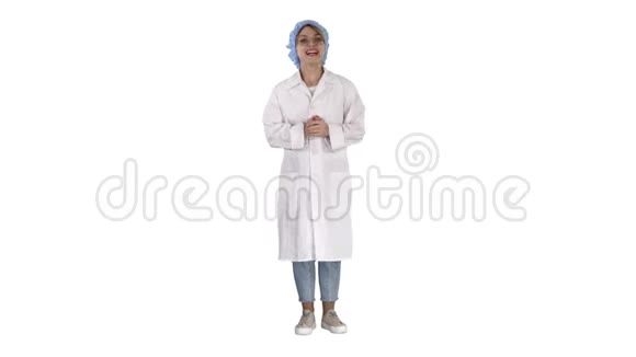 年轻的女医生在白色背景下以非常情绪化的方式与镜头交谈视频的预览图