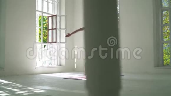 健康灵活的白种人女性练习瑜伽享受健身生活方式在工作室或家里锻炼可爱视频的预览图
