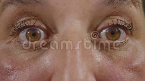 一个女人睁大眼睛视频的预览图