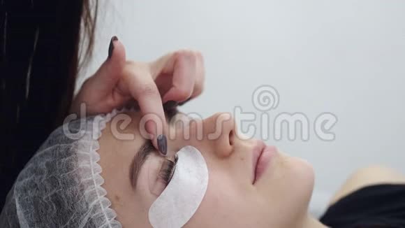 睫毛师用工具把睫毛卷起来视频的预览图