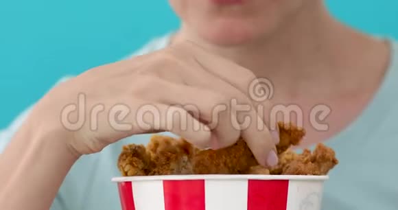 吃鸡翅的女孩视频的预览图