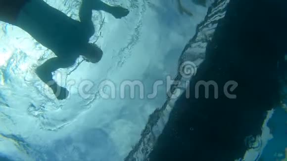 男子游泳运动员从泳池底部拍摄动作摄像机视频的预览图