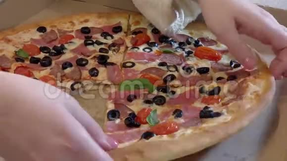 女性手拿一大块披萨视频的预览图