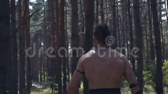 古代战士在森林中行走的慢镜头视频的预览图