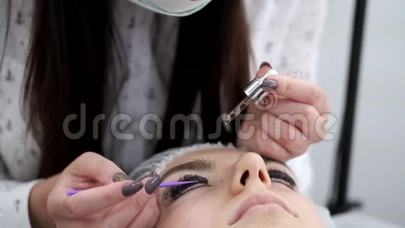 一位黑发美女大师正在矫正眼睫毛视频的预览图