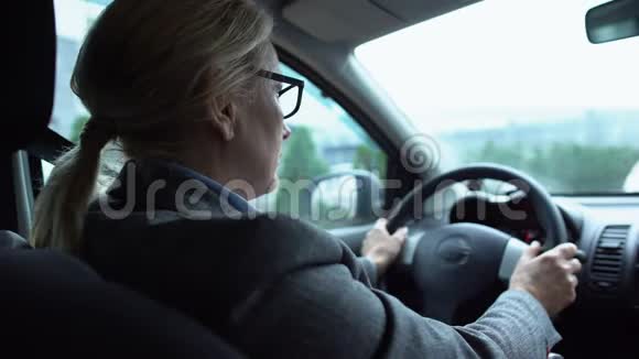 女司机戴眼镜揉眼睛疲劳工作过度视力不好视频的预览图
