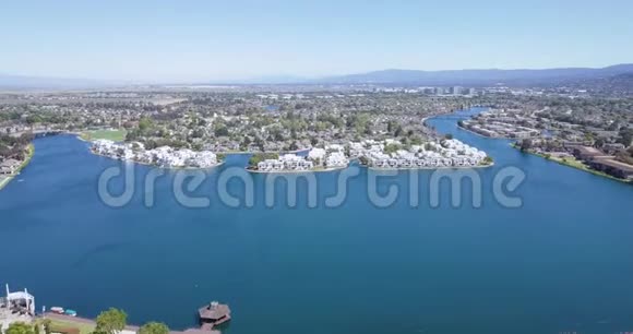 平房住宅的空中全景水景视频的预览图