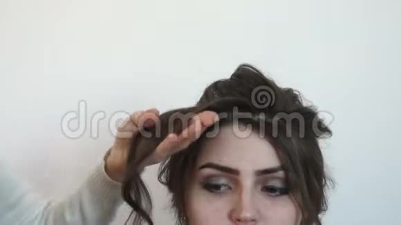 发型师用模特撒头发视频的预览图