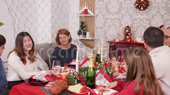 带着美味火鸡抵达的女士圣诞家庭晚餐视频的预览图