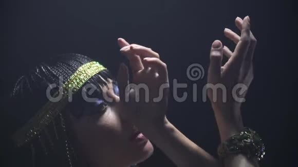 动作缓慢克利奥帕特拉在跳舞她的手在感官上移动视频的预览图