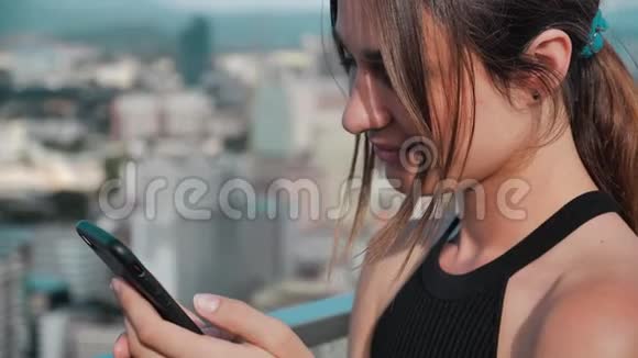 做生意忙的女孩敞开心扉年轻女子点击摩天大楼的电话按钮视频的预览图