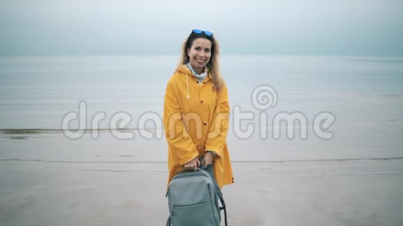 一位女游客正在背包上微笑视频的预览图