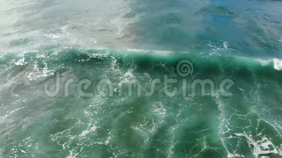 在渐变的蓝色海水上海浪拍打的令人印象深刻的鸟瞰图视频的预览图