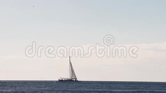 日落时加勒比海地平线上的帆船2视频的预览图