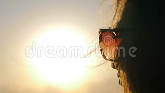 飘扬的头发日落时海上的女孩视频的预览图