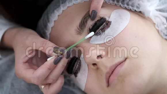 睫毛艺术家正在把睫毛叠好后染死视频的预览图