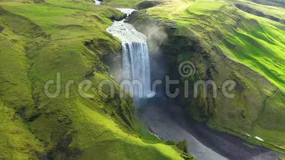 无人驾驶飞机俯瞰冰岛的斯科加沃斯瀑布这是冰岛最著名旅游景点之一视频的预览图