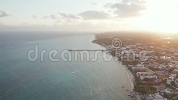 远离加勒比海度假胜地外的海滩线视频的预览图