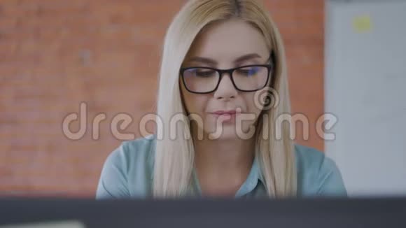 专注于商业的女人在电脑上工作特写肖像4K视频的预览图