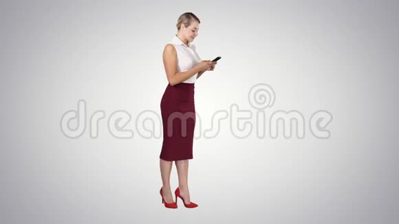 漂亮的商务女性使用手机在梯度背景下发短信视频的预览图