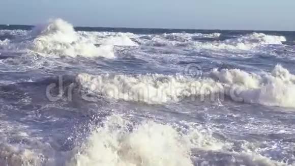 慢运动大海浪打破全球变暖和气候变化对天气的影响视频的预览图