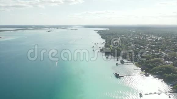 4k空中水上蓝水湖景观小船移动视频的预览图
