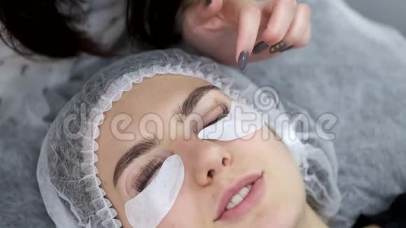 睫毛大师正在做眼睫毛叠层视频的预览图