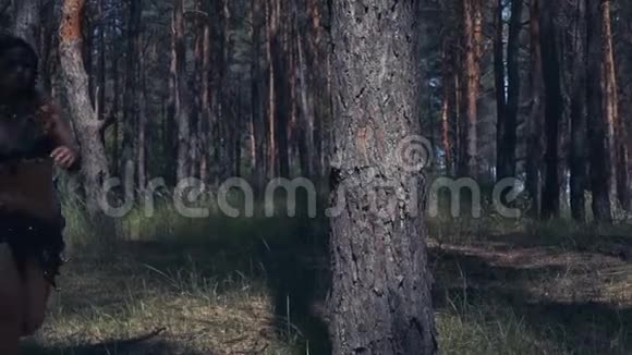 年轻的亚马逊跑到森林里的一棵树上环顾四周视频的预览图