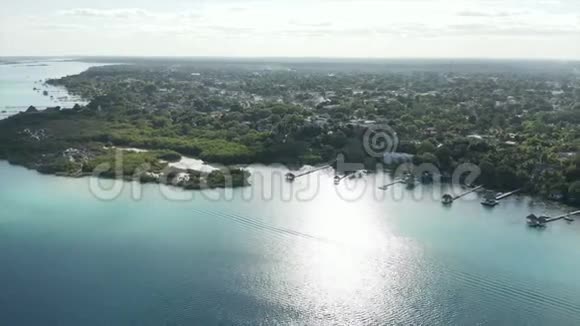 远离美丽的蓝色泻湖4k无人机在巴卡拉墨西哥视频的预览图