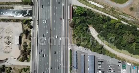 从上到下从上到下在101屋顶的太阳能电池板上看到高速公路交通潘手把手花园移动支架视频的预览图