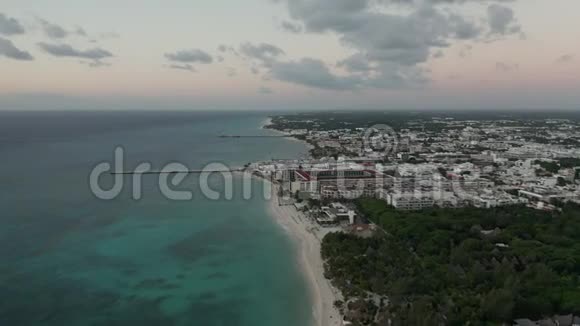 无人机在日出时追踪加勒比海海滩4k空中飞行视频的预览图