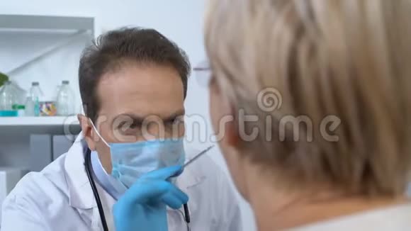 男性耳鼻喉科医生检查女性患者咽喉健康检查视频的预览图