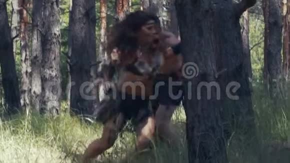 亚马逊女人穿着古老的皮衣正在森林里逃离一个男人视频的预览图