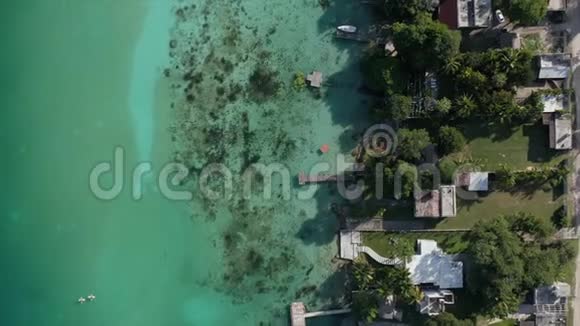 从墨西哥巴卡拉水蓝水湖的船坞升起视频的预览图